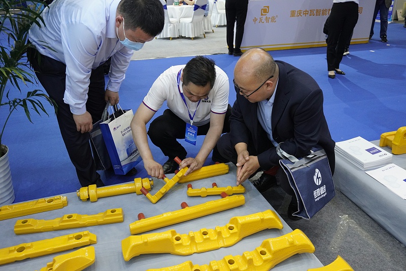 刮板、橫梁、啞鈴銷鍛件展示、講解