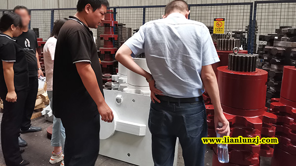 貴陽(yáng)彭總開展刮板機(jī)配件業(yè)務(wù)，來我廠考察參觀！